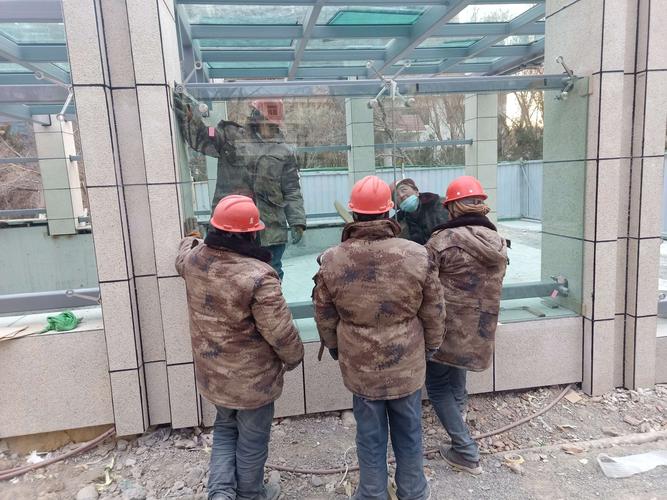 哈密宾馆游客接待中心1号楼外幕墙装饰工程——玻璃幕墙施工技术解析