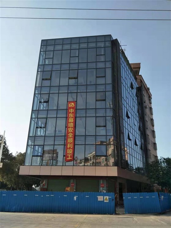 半隐框玻璃幕墙公司 专业玻璃幕墙工程的核心优势与选择指南